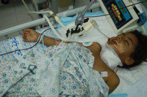 Asil Asara, 4 ans, quadriplégique après une blessure par balle dans la nuque